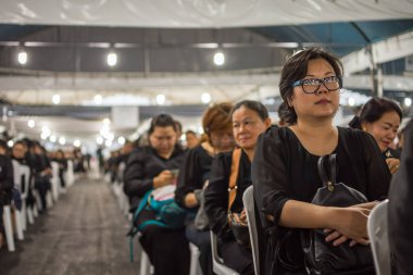 İnsanlar ödemek ve Tayland Kralı Bhumibol için saygı