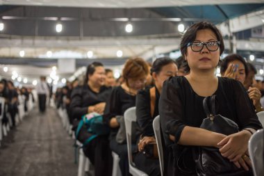 İnsanlar ödemek ve Tayland Kralı Bhumibol için saygı