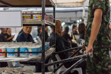 İnsanlar ödemek ve Tayland Kralı Bhumibol için saygı