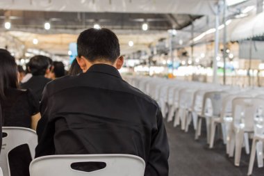 İnsanlar ödemek ve Tayland Kralı Bhumibol için saygı