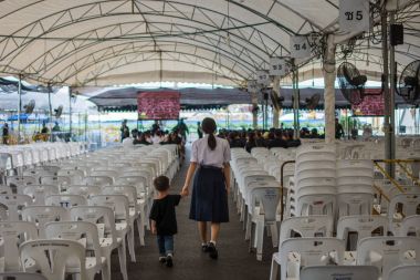 İnsanlar ödemek ve Tayland Kralı Bhumibol için saygı