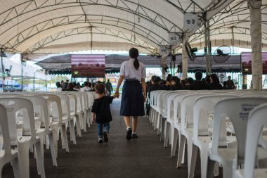 İnsanlar ödemek ve Tayland Kralı Bhumibol için saygı