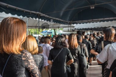 İnsanlar ödemek ve Tayland Kralı Bhumibol için saygı