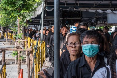 İnsanlar ödemek ve Tayland Kralı Bhumibol için saygı