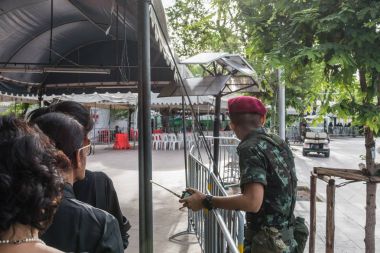 İnsanlar ödemek ve Tayland Kralı Bhumibol için saygı