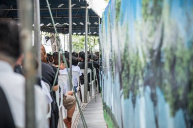 İnsanlar ödemek ve Tayland Kralı Bhumibol için saygı