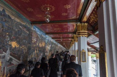 İnsanlar ödemek ve Tayland Kralı Bhumibol için saygı