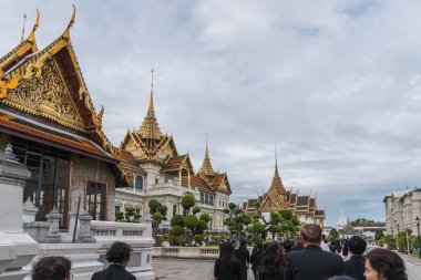 İnsanlar ödemek ve Tayland Kralı Bhumibol için saygı