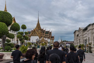 İnsanlar ödemek ve Tayland Kralı Bhumibol için saygı