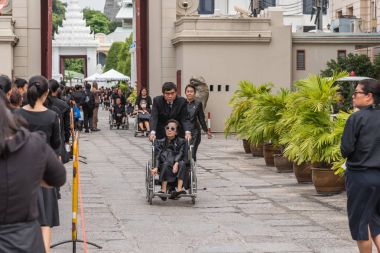İnsanlar ödemek ve Tayland Kralı Bhumibol için saygı