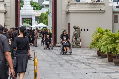 İnsanlar ödemek ve Tayland Kralı Bhumibol için saygı