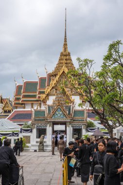 İnsanlar ödemek ve Tayland Kralı Bhumibol için saygı