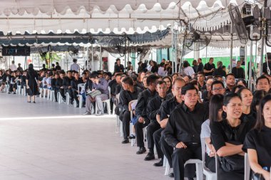 İnsanlar ödemek ve Tayland Kralı Bhumibol için saygı