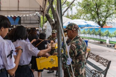İnsanlar ödemek ve Tayland Kralı Bhumibol için saygı