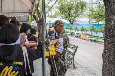 İnsanlar ödemek ve Tayland Kralı Bhumibol için saygı