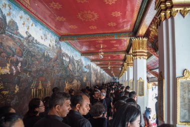 İnsanlar ödemek ve Tayland Kralı Bhumibol için saygı