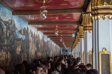 İnsanlar ödemek ve Tayland Kralı Bhumibol için saygı