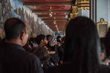 İnsanlar ödemek ve Tayland Kralı Bhumibol için saygı