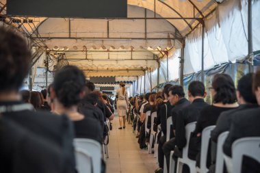 İnsanlar ödemek ve Tayland Kralı Bhumibol için saygı