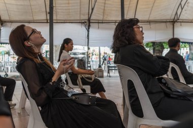 İnsanlar ödemek ve Tayland Kralı Bhumibol için saygı