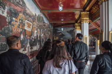 İnsanlar ödemek ve Tayland Kralı Bhumibol için saygı