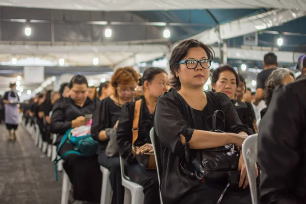 İnsanlar ödemek ve Tayland Kralı Bhumibol için saygı