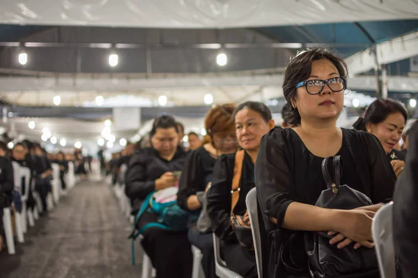 İnsanlar ödemek ve Tayland Kralı Bhumibol için saygı