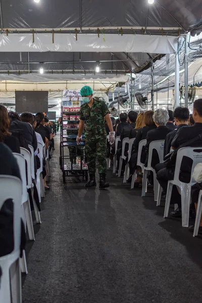 İnsanlar ödemek ve Tayland Kralı Bhumibol için saygı