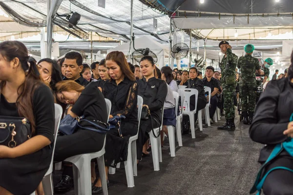 İnsanlar ödemek ve Tayland Kralı Bhumibol için saygı