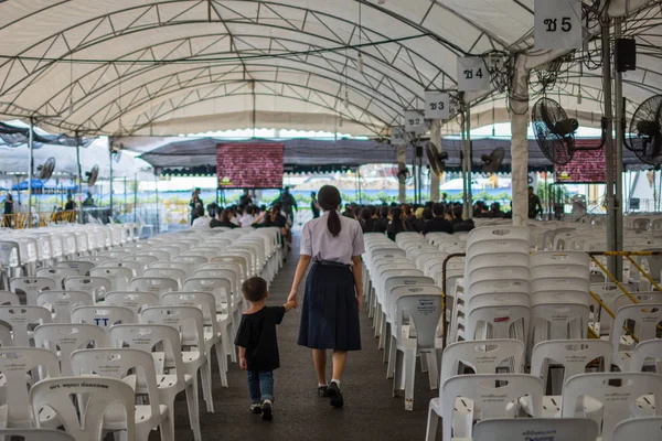 İnsanlar ödemek ve Tayland Kralı Bhumibol için saygı