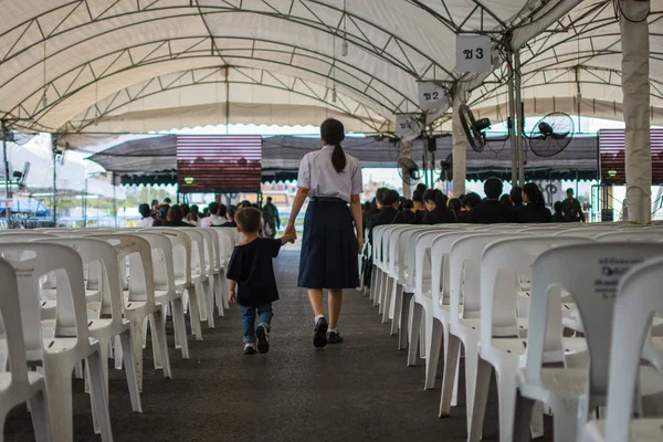 İnsanlar ödemek ve Tayland Kralı Bhumibol için saygı
