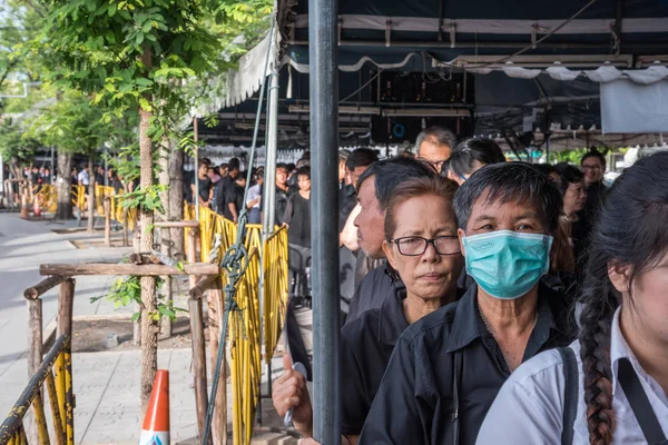 İnsanlar ödemek ve Tayland Kralı Bhumibol için saygı