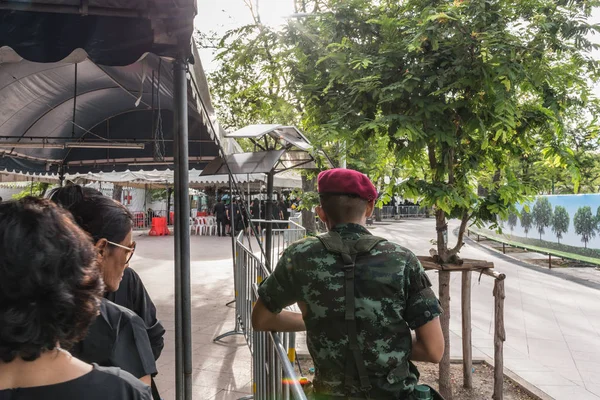 Personas a pagar y respeto al rey tailandés Bhumibol — Foto de Stock