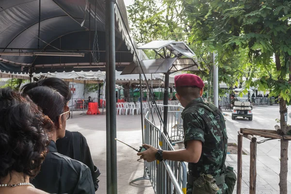 İnsanlar ödemek ve Tayland Kralı Bhumibol için saygı