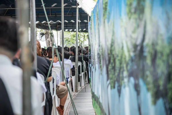 İnsanlar ödemek ve Tayland Kralı Bhumibol için saygı