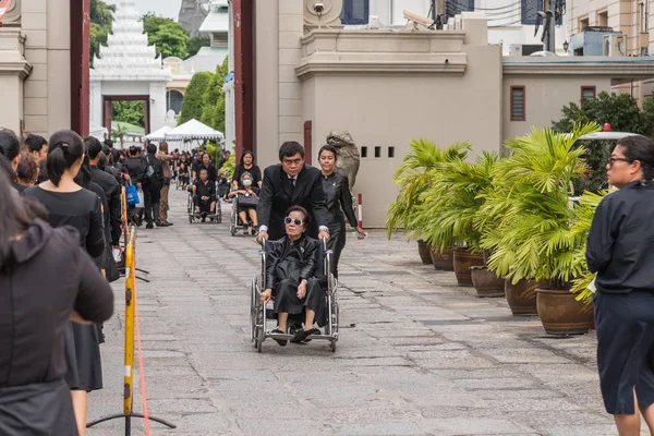 İnsanlar ödemek ve Tayland Kralı Bhumibol için saygı