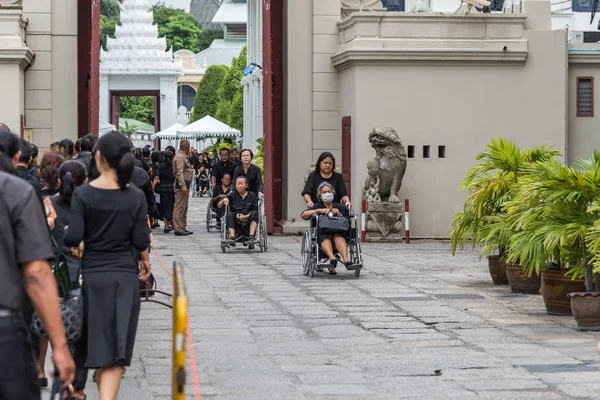 İnsanlar ödemek ve Tayland Kralı Bhumibol için saygı