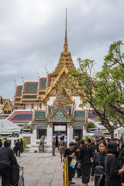 İnsanlar ödemek ve Tayland Kralı Bhumibol için saygı — Stok fotoğraf