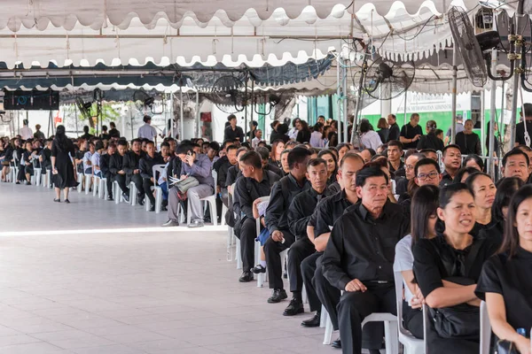 İnsanlar ödemek ve Tayland Kralı Bhumibol için saygı