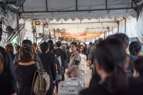 Personas a pagar y respeto al rey tailandés Bhumibol —  Fotos de Stock