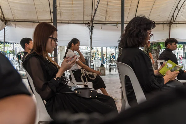 İnsanlar ödemek ve Tayland Kralı Bhumibol için saygı