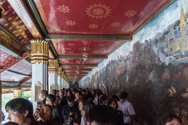 İnsanlar ödemek ve Tayland Kralı Bhumibol için saygı