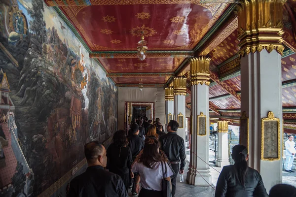 İnsanlar ödemek ve Tayland Kralı Bhumibol için saygı