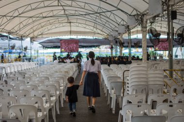 İnsanlar ödemek ve Tayland Kralı Bhumibol için saygı