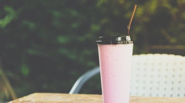 Tay tarzında kafede pembe tatlı süt buzlu