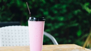 Tay tarzında kafede pembe tatlı süt buzlu