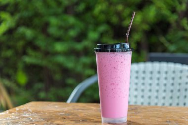 Tay tarzında kafede pembe tatlı süt buzlu