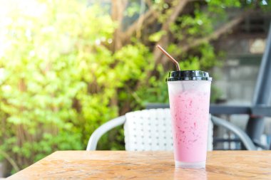 Tay tarzında kafede pembe tatlı süt buzlu