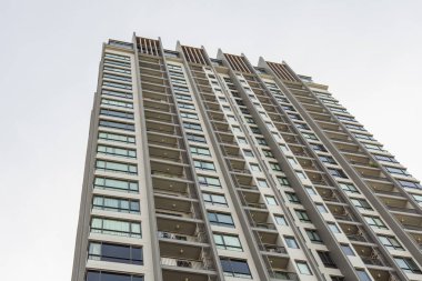 Gökyüzü ve bulut ile dış cephe cam ofis binası