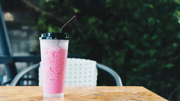 Ταϊλανδέζικο στιλ παγωμένο Ροζέ γλυκό γάλα σε καφενείο — Φωτογραφία Αρχείου